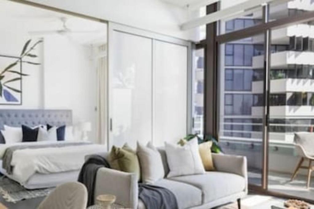 悉尼One Bedroom Unit at Sydney Best Location的客厅配有床和沙发