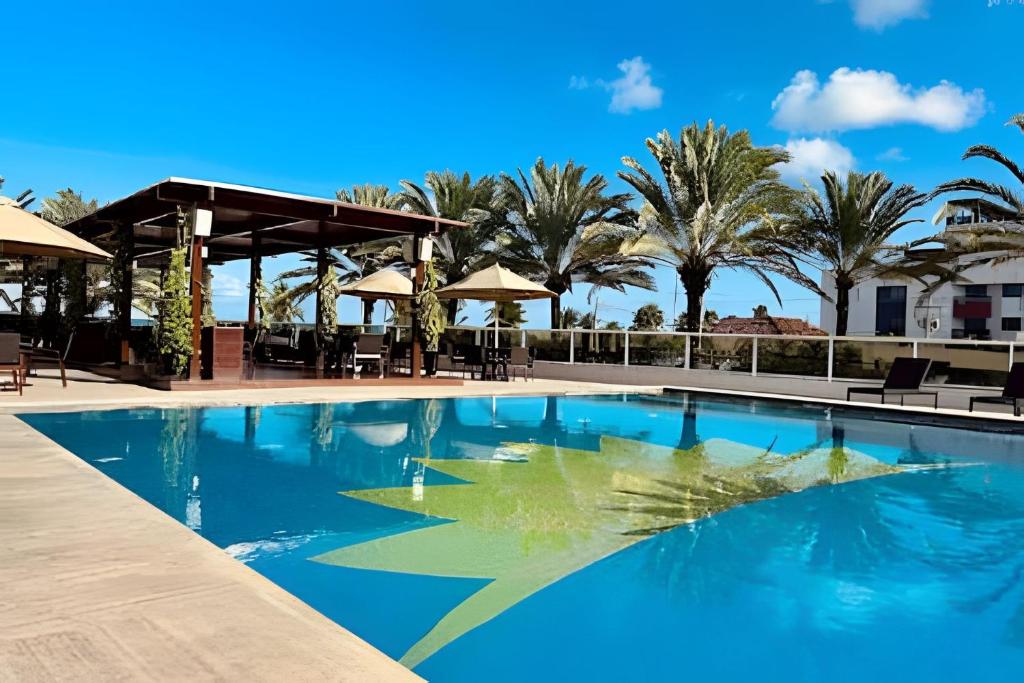 若昂佩索阿Apto Luxo 2 quartos no Solar Tambaú的棕榈树度假村的游泳池