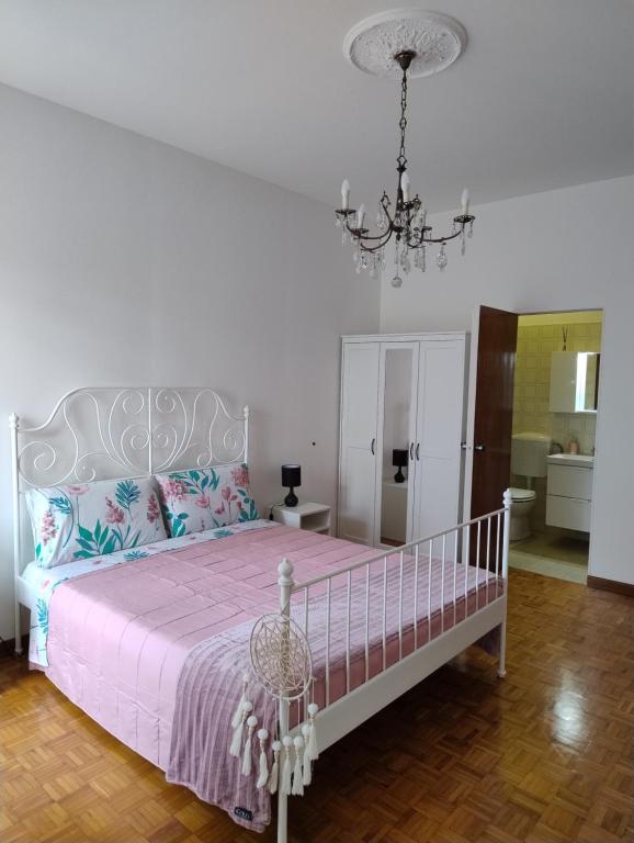 安科纳La Casa di Giulia的一间卧室配有一张床和一个吊灯