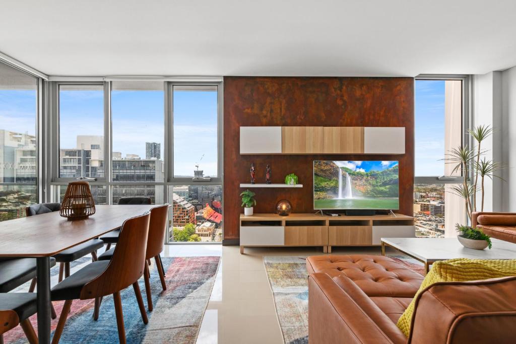 悉尼Central 2-Bed with Parking & Stunning Views的客厅配有沙发和桌子