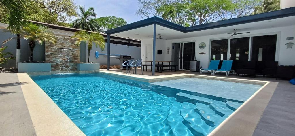 瓜纳卡斯特Playa Potrero - modern 3 BR home centrally located - Casa Coastal Serenity的房屋前的游泳池