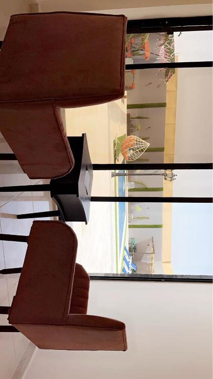 卡拉克شاليه نايا的坐在窗前的椅子