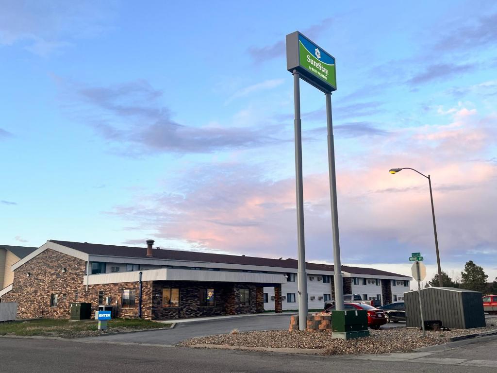 格伦代夫SureStay by Best Western Glendive Yellowstone River的建筑物前杆上的标志