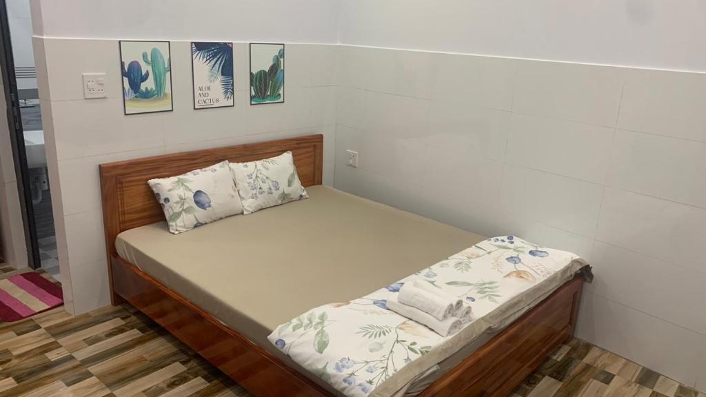 Cu Lao ThuNhà Nghỉ Phong Quỳnh - Đảo Phú Quý的一张小床,房间配有两个枕头