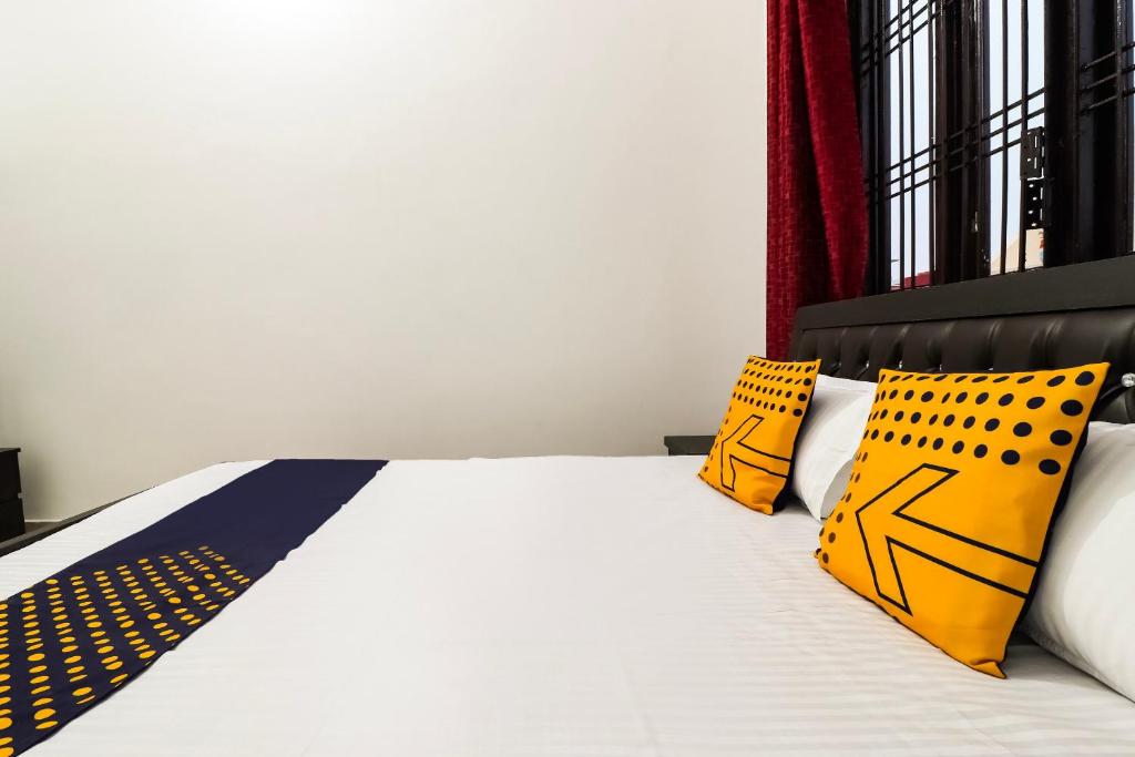 SPOT ON Indra Palace客房内的一张或多张床位