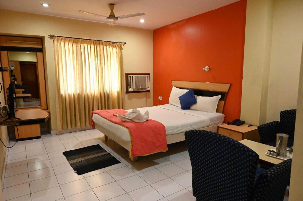 布莱尔港OYO Hotel Nico的一间卧室配有一张红色墙壁的床
