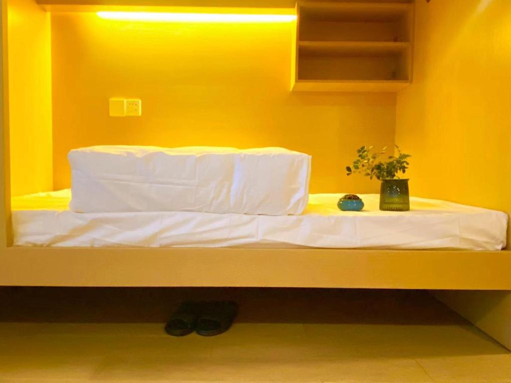 杭州时光印记青年旅舍的黄色墙的房间里一张床位