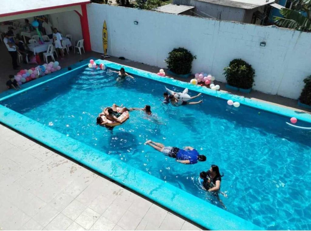 夸察夸尔科斯alberca Blass的一群人在游泳池游泳