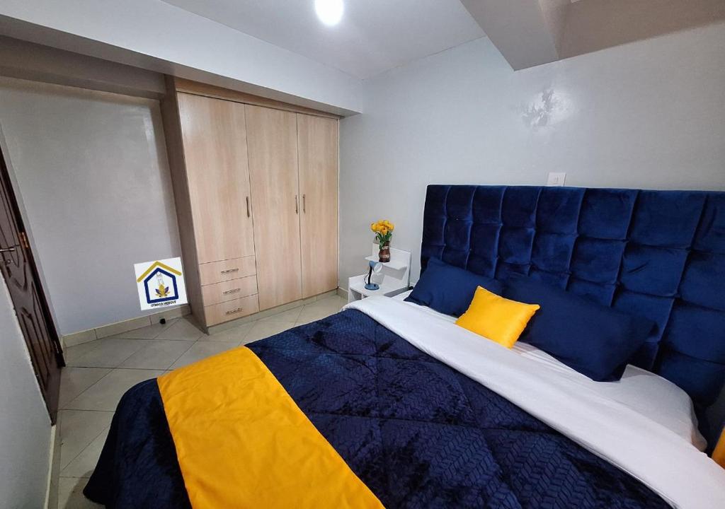 OthayaOthaya Hideout的一张蓝色和黄色的大床