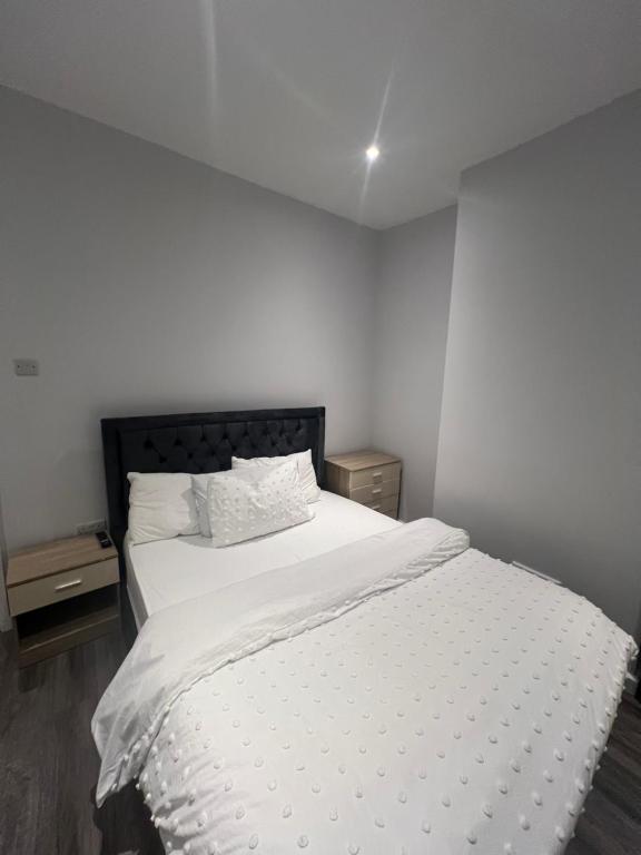 北安普敦Spencer bridge Rooms by AFL的一间卧室配有一张带白色床单的大床
