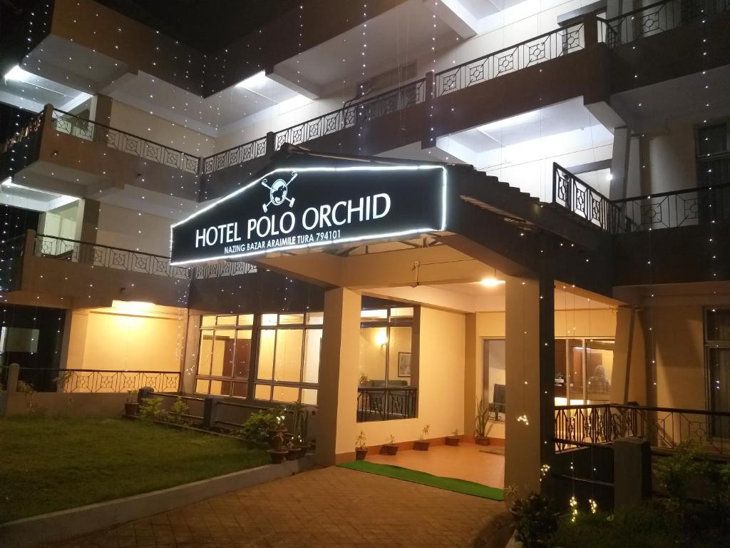 TuraHotel Polo Orchid Tura的一间标有阅读希望之牛的标牌的酒店客房