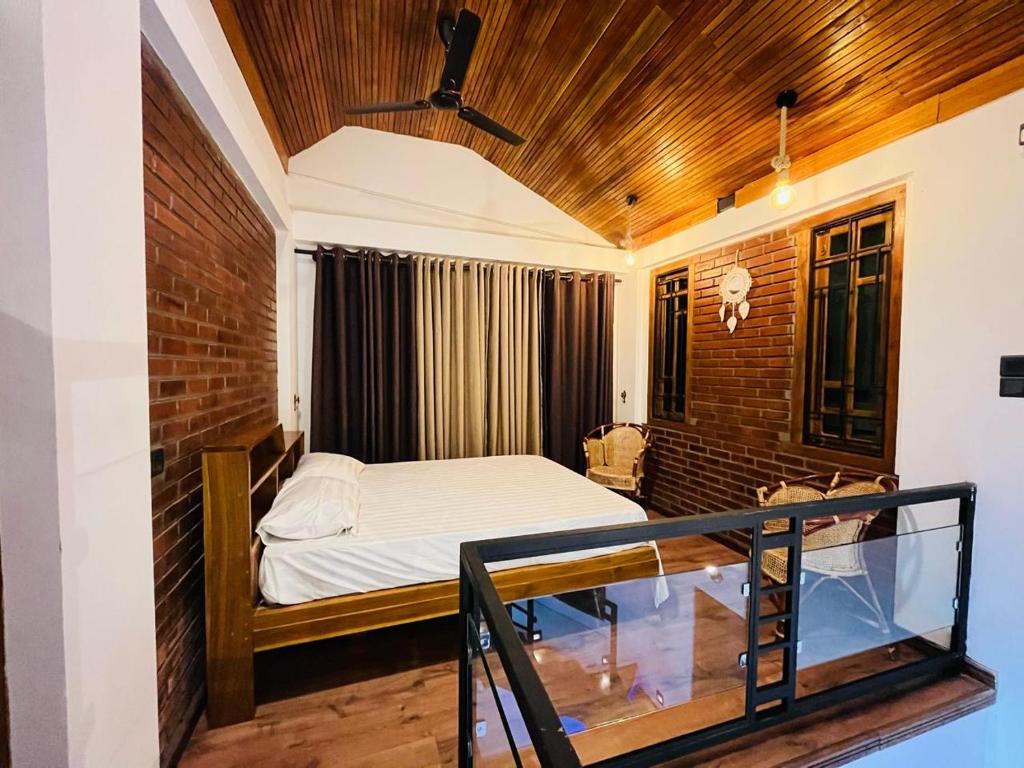 Point PedroNeems paradise的一间卧室设有一张床和一个玻璃阳台