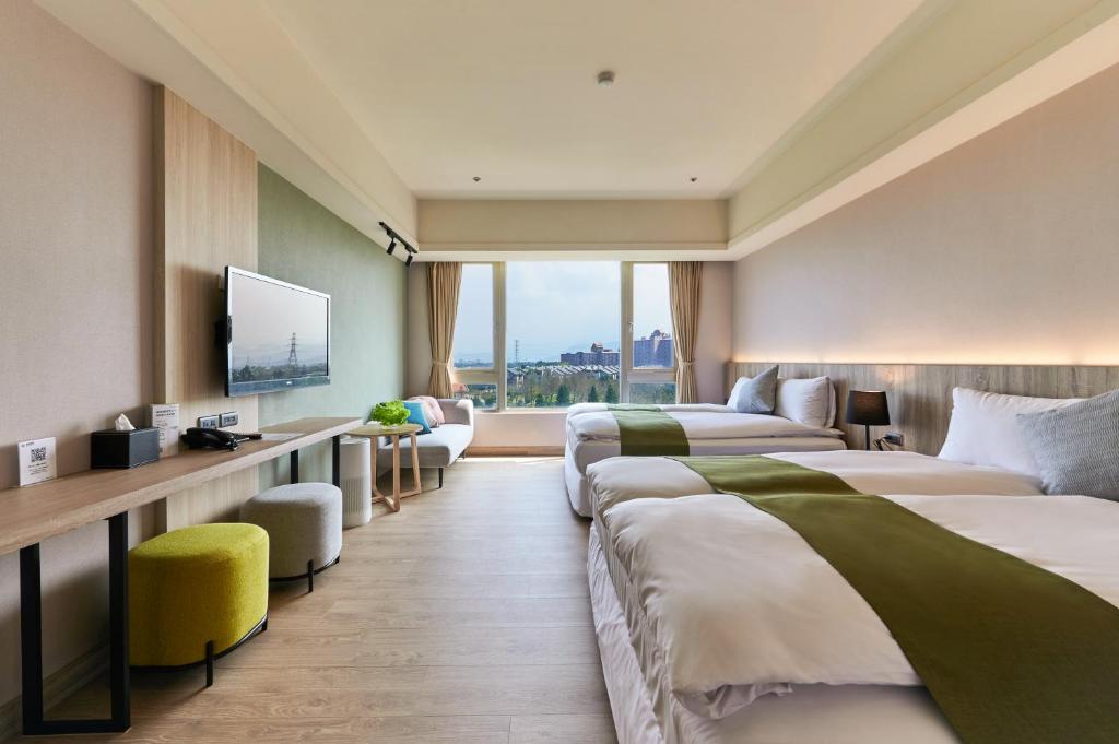 龙潭 渴望会馆 的酒店客房设有两张床和电视。