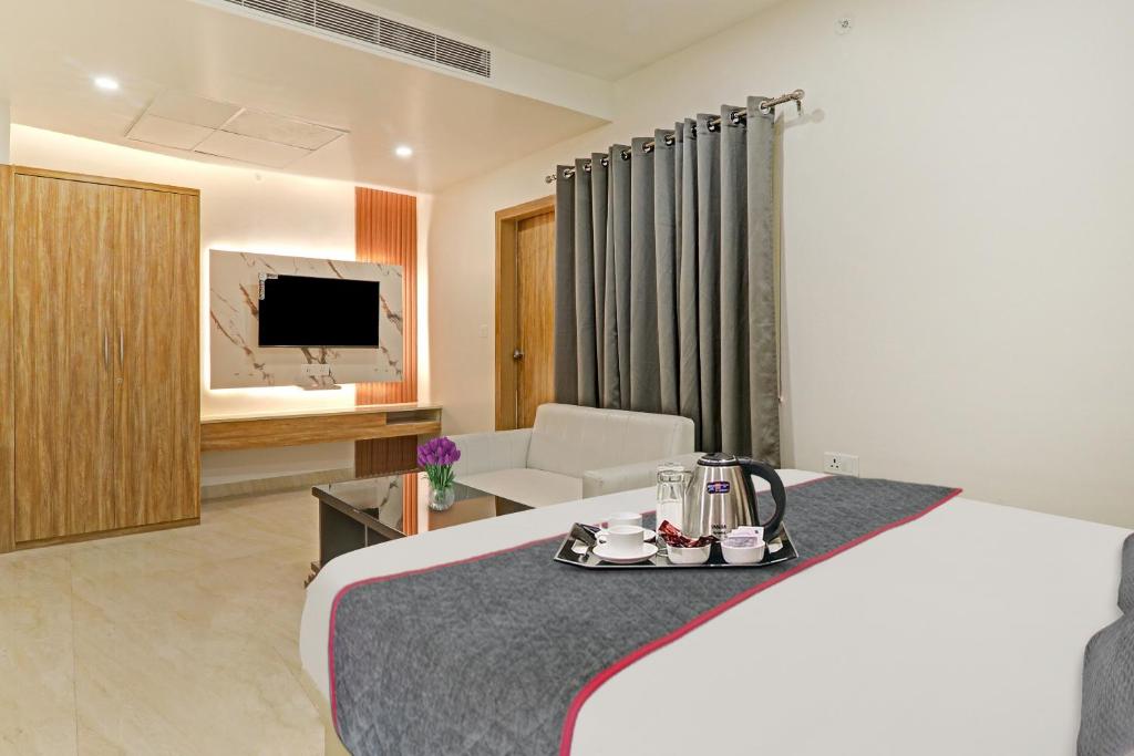 ChinhatSuper Townhouse 1149 Hotel Impact的酒店客房设有床和客厅。