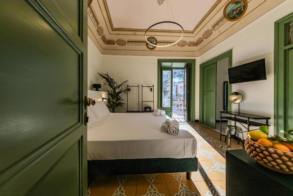 切法卢Palazzo Villelmi的一间卧室,卧室内配有一张大床