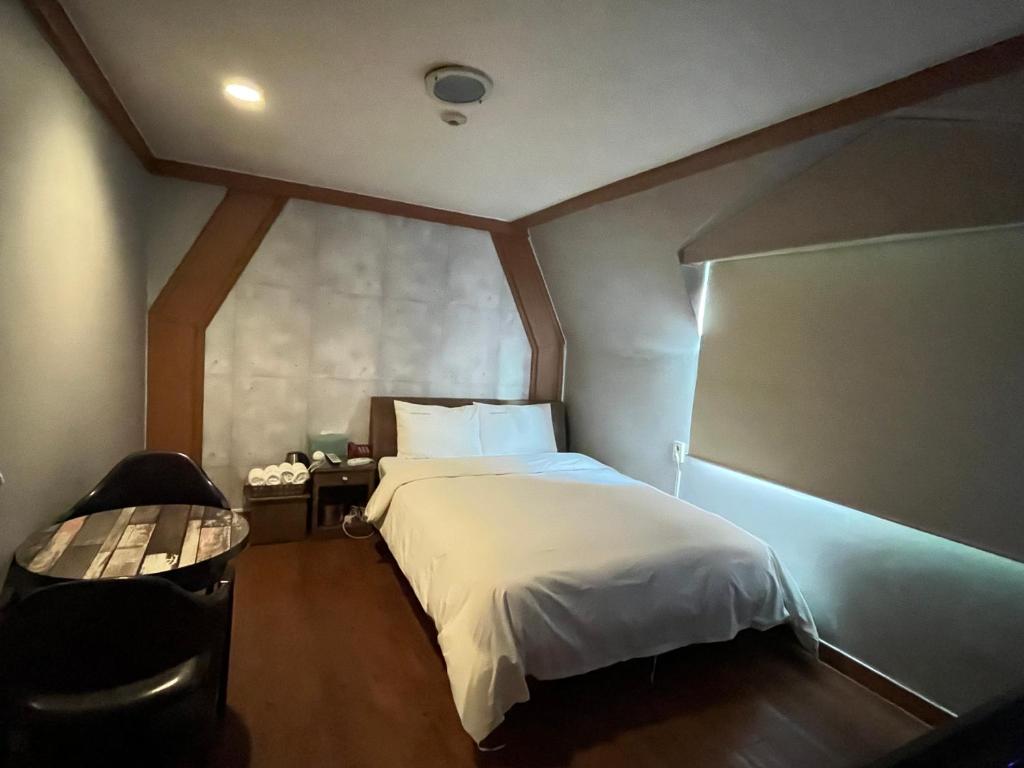首尔Gooreumseong motel的卧室配有一张白色大床