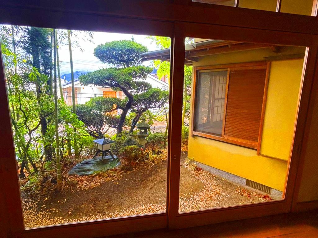 富士吉田市富士吉田かつまたや的窗户享有外面树木的景致