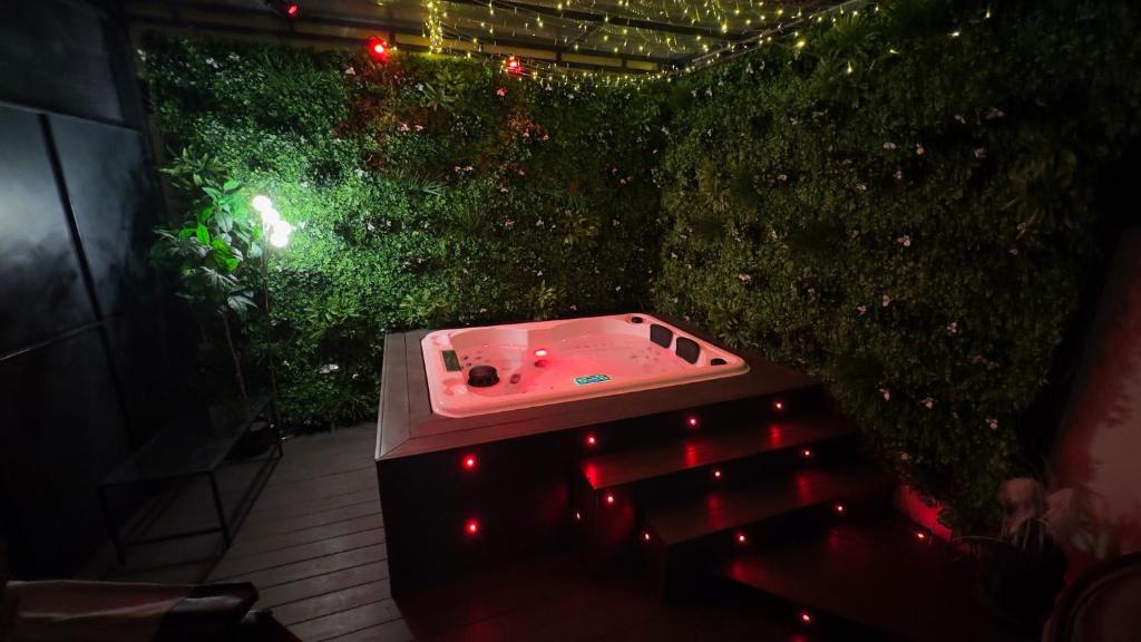 维勒蒙布勒By nuit-parisienne : Superbe appartement avec SPA et terrasse privée的绿 ⁇ 前的乒乓球桌