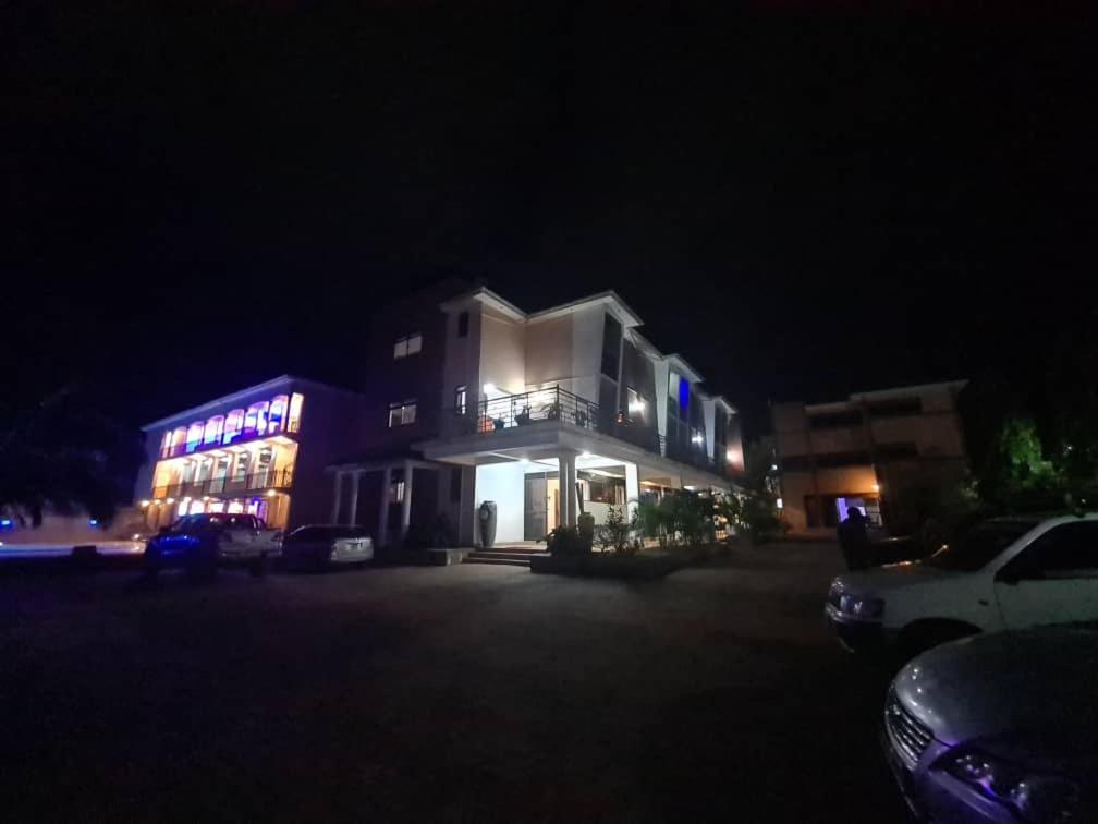 MbaleMountain Inn Hotel的夜间停车的建筑物