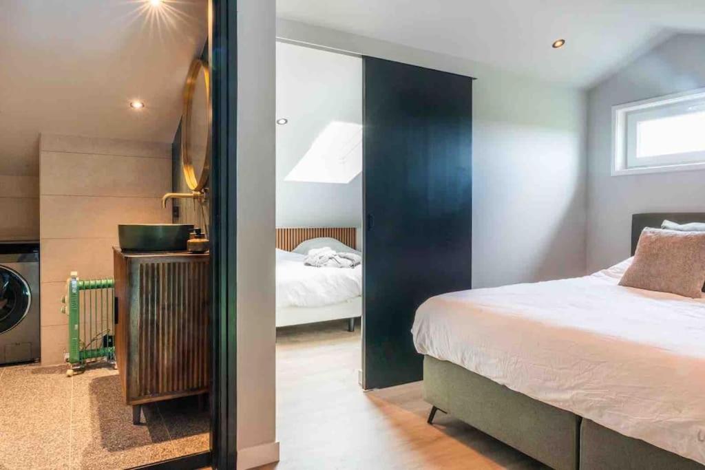 KapelleCasa Fico, luxe huisje met hottub én kamado的一间卧室配有一张床和镜子