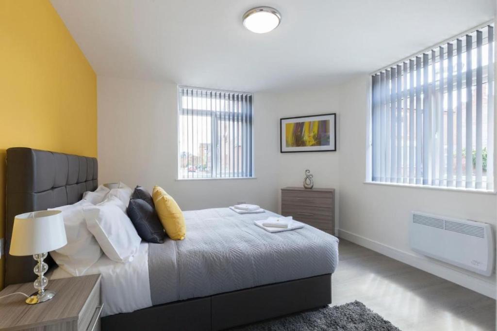 拉夫堡SAV Apartments Clarence Street-Loughborough的卧室配有床、桌子和窗户。