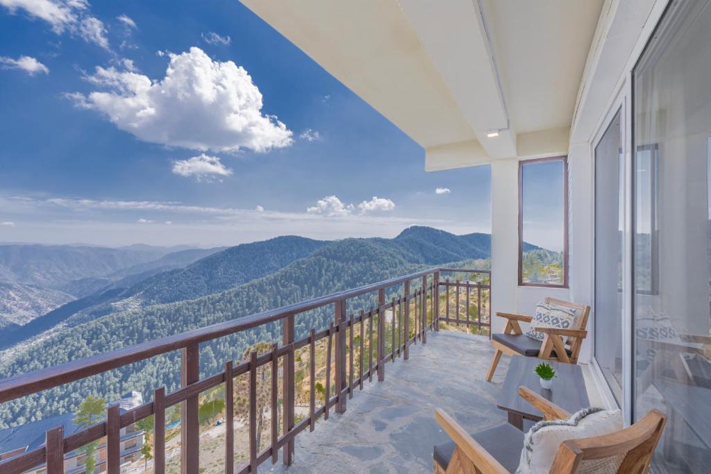 西姆拉Hotel Wood Winds - Best Hotel in Chail的山景阳台。