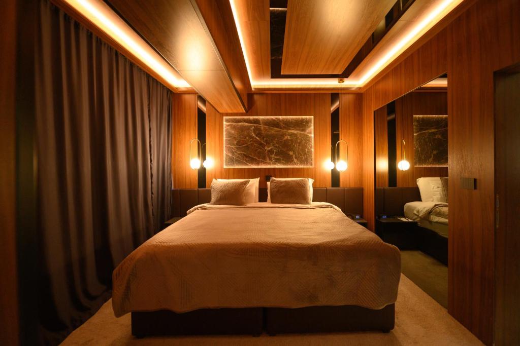 斯科普里Hotel Macedonia Square的一间卧室配有一张大床和灯光