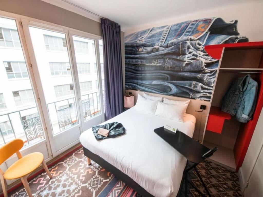 里尔里尔中心大广场宜必思尚品酒店 的酒店客房设有一张床和一个大窗户