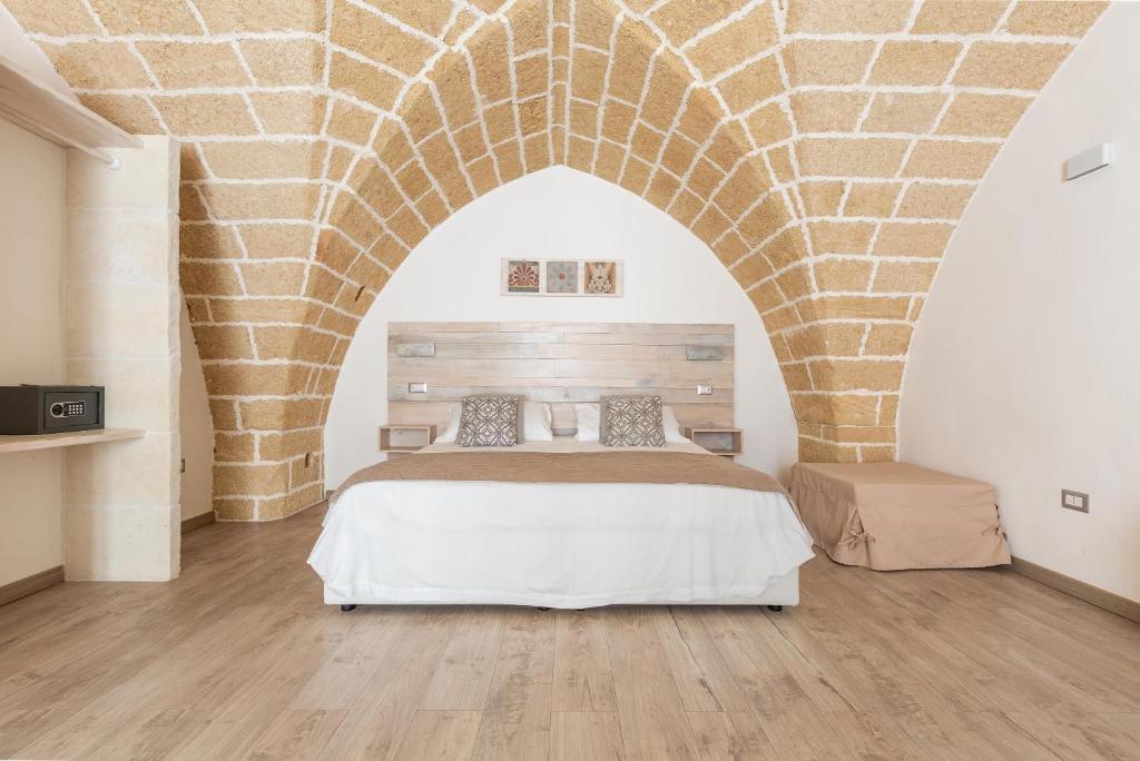 加利波利Clara Domus的一间卧室配有一张砖墙床