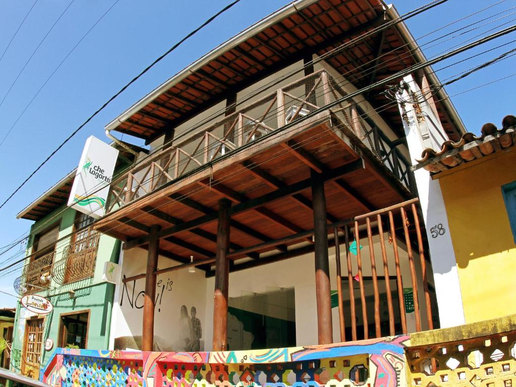 伊塔卡雷伊塔卡雷拉加托旅舍的一座带阳台的建筑
