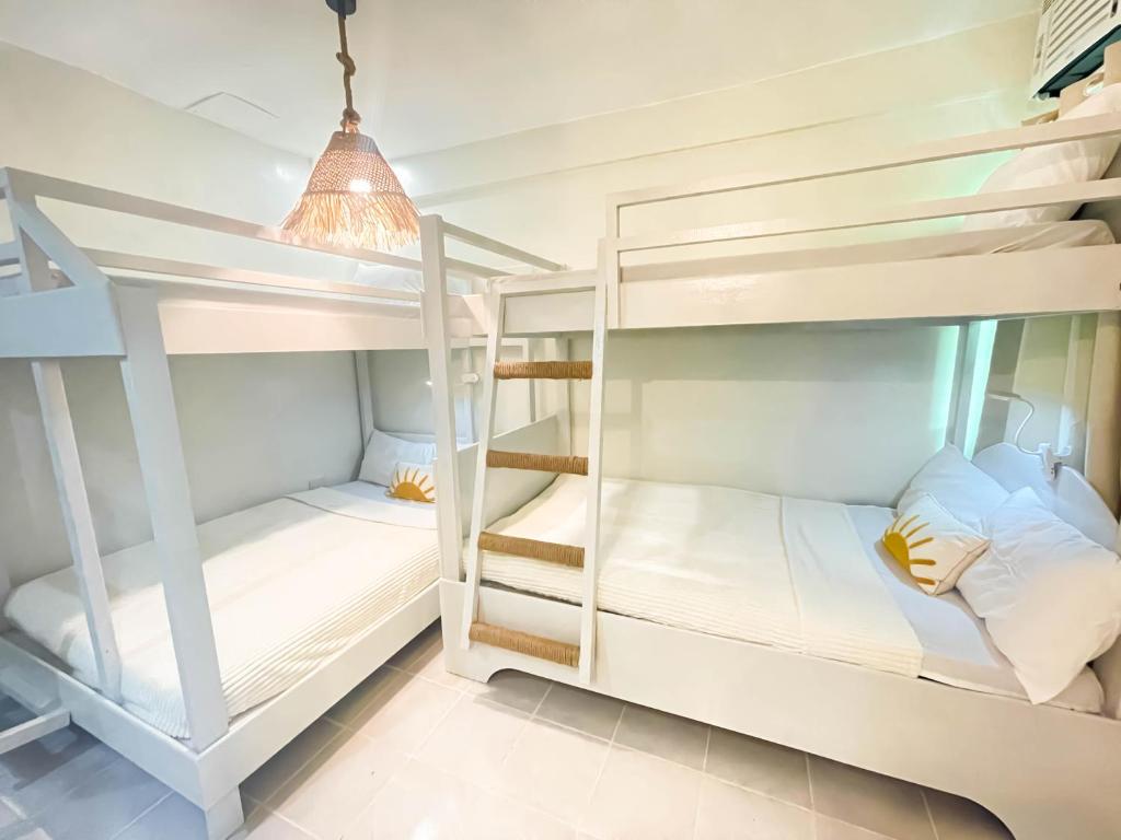 长滩岛Caleo Boracay Island Station 3的宿舍内带双层床的房间