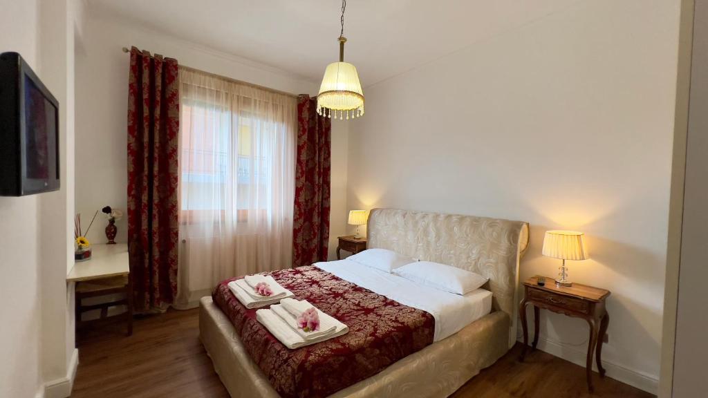 拉帕洛Bellaria II的一间卧室配有一张床,上面有两条毛巾