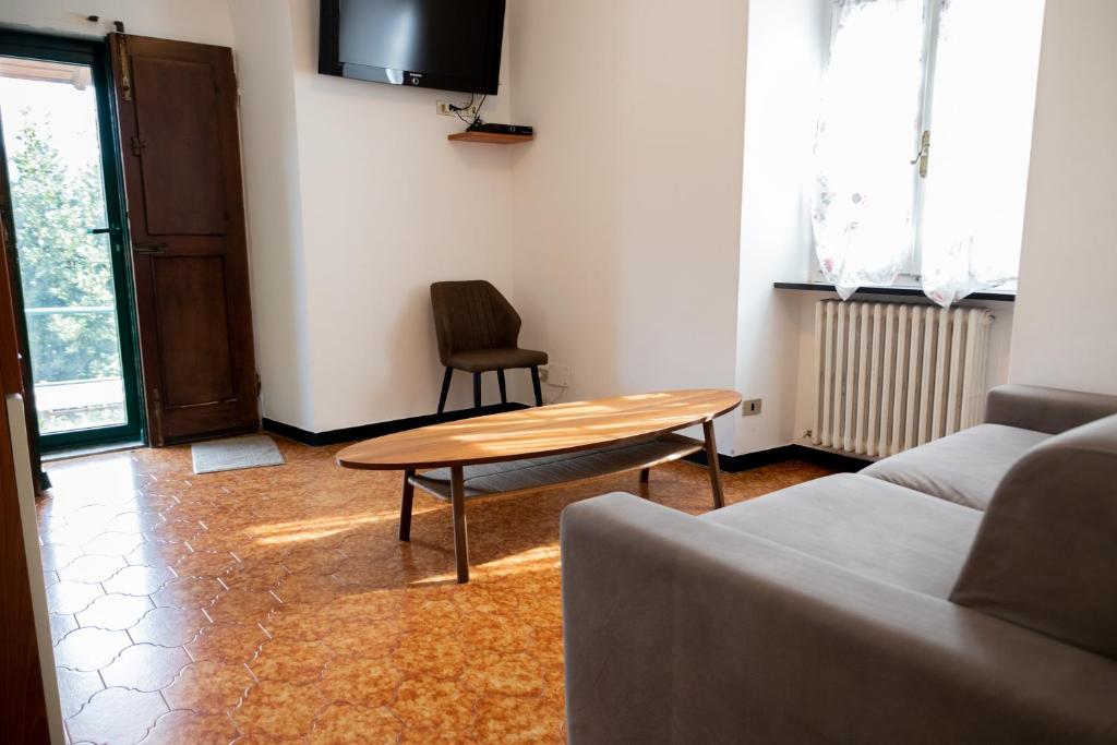 圣玛格丽塔-利古雷Posa的客厅配有桌子和沙发