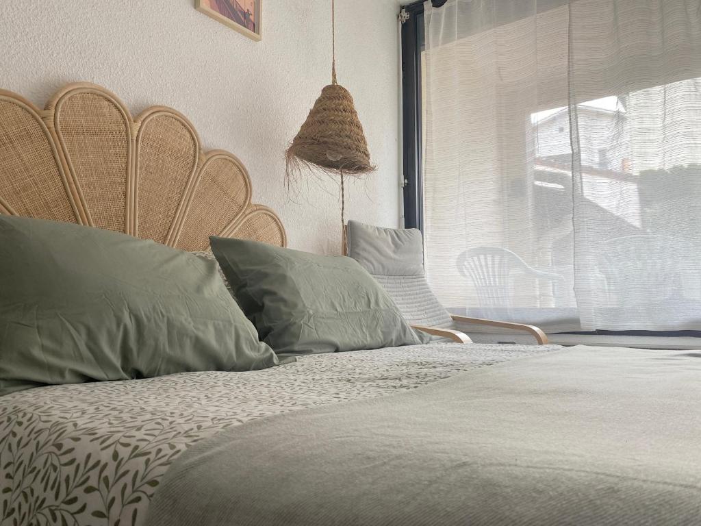 达克斯Studio avec espace extérieur privatif - DAX的一间卧室设有一张床和一个美景窗户。