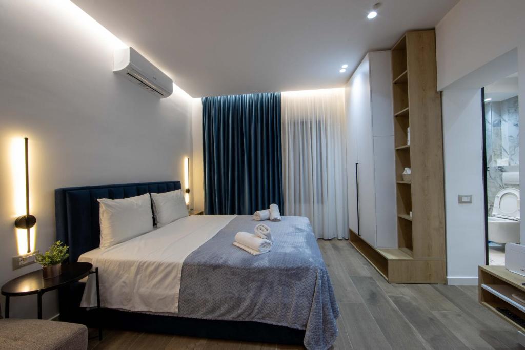 地拉那Niki’s Apartments的一间卧室配有一张床,上面有两条毛巾