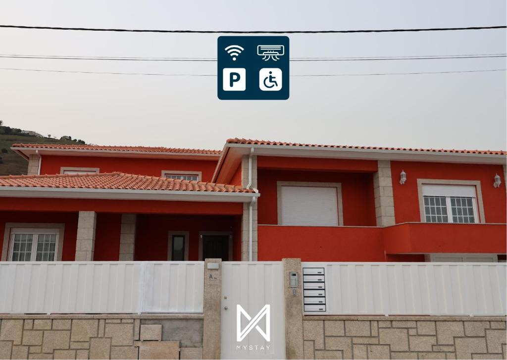 比索达雷加MyStay - Oliveira Douro House的前面有标志的红色房子