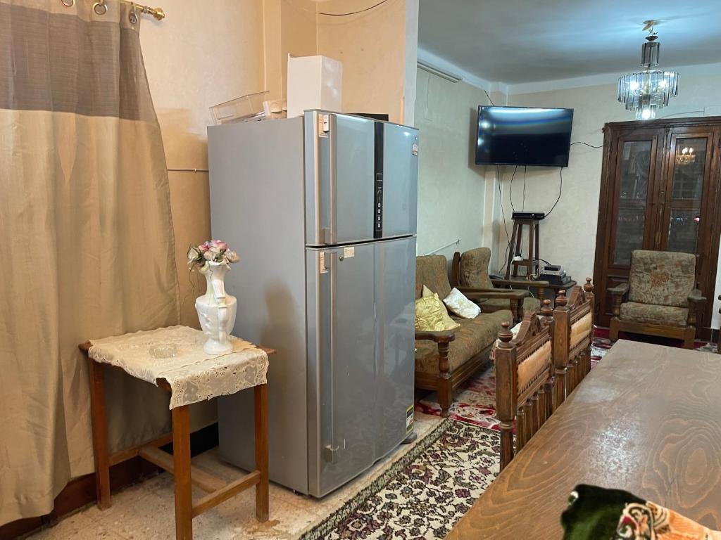 伊斯梅利亚Elnoras city ismailia的客厅内的厨房配有大冰箱