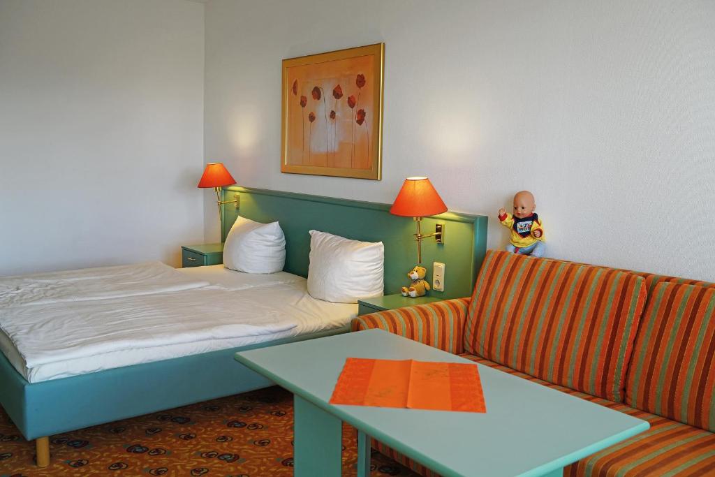 舍内克IFA舍内克洛普森酒店&度假村的一间带床和沙发的小卧室