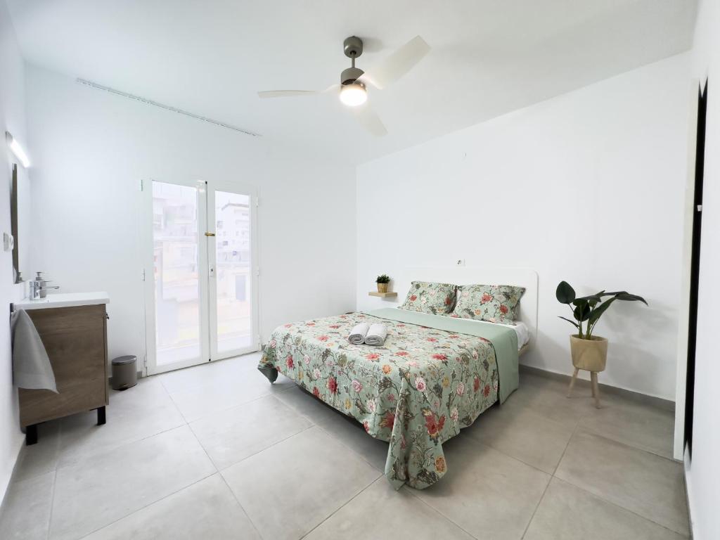 圣安东尼奥Hostal Cisne的白色卧室设有床、桌子和水槽