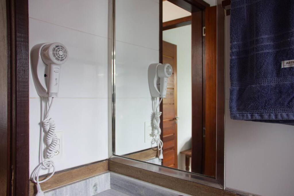 凯鲁Apto com vista mar no coração de Morro de SP的浴室设有镜子,墙上设有电话