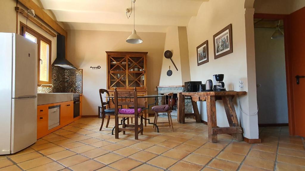 格拉诺列尔斯Apartamento El Pepito的厨房配有桌椅和冰箱。
