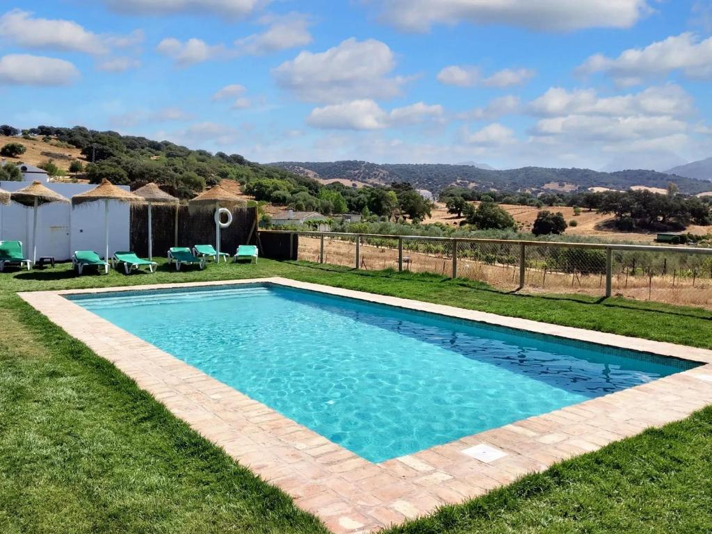 普拉多德尔雷7 bedrooms villa with private pool enclosed garden and wifi at Prado del Rey的一座房子的院子内的游泳池