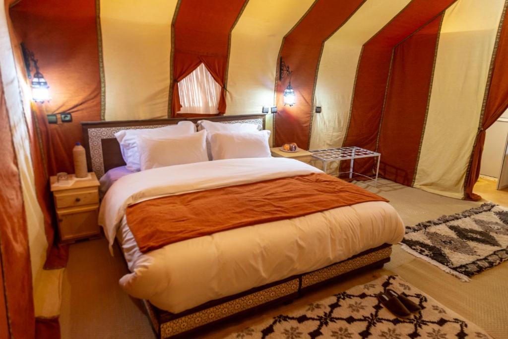 梅尔祖卡Erg chebbi Dunes Desert Camp的一间卧室,卧室内配有一张大床