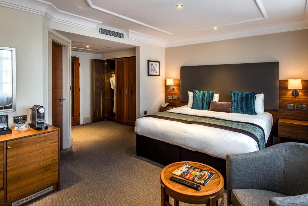 伦敦Thistle London Marble Arch的酒店客房设有一张大床和一张沙发。
