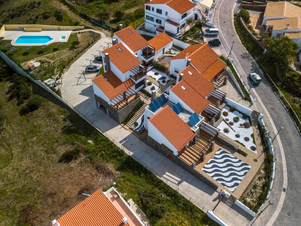 阿里法纳海滩Falésias da Arrifana的享有带游泳池的房屋的空中景致