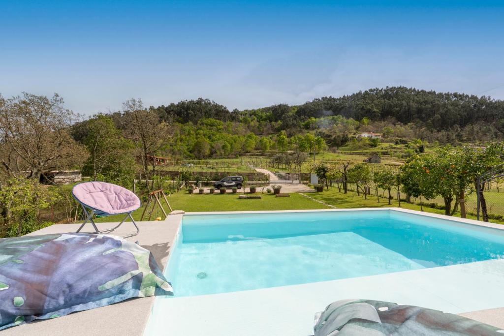 阿马兰特Host Wise - Spacious Comfortable House Pool的别墅 - 带游泳池和椅子