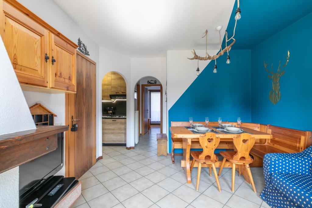 加廖Sacello Home - Gallio的厨房以及带桌椅的用餐室。