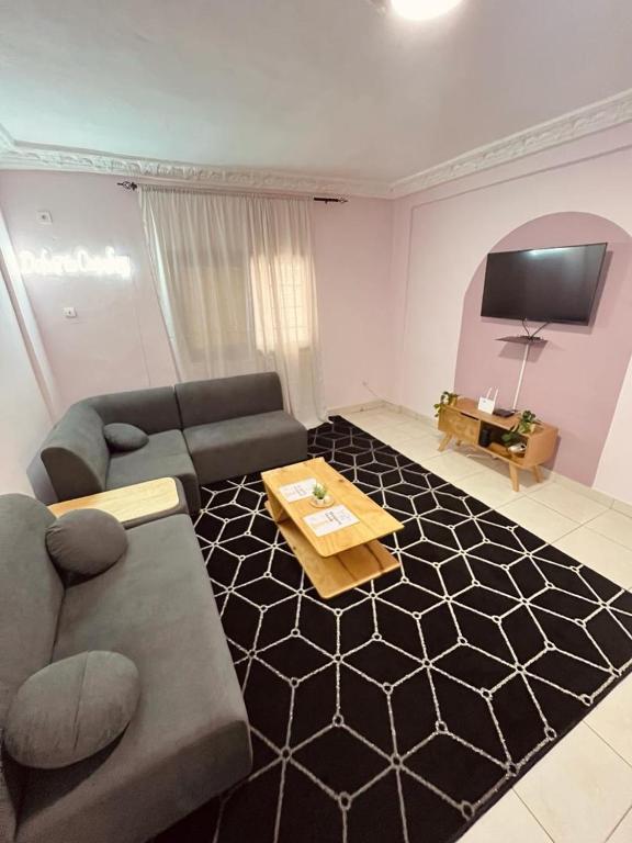 科纳克里Dubaï to Conakry KIPE的客厅配有沙发和桌子