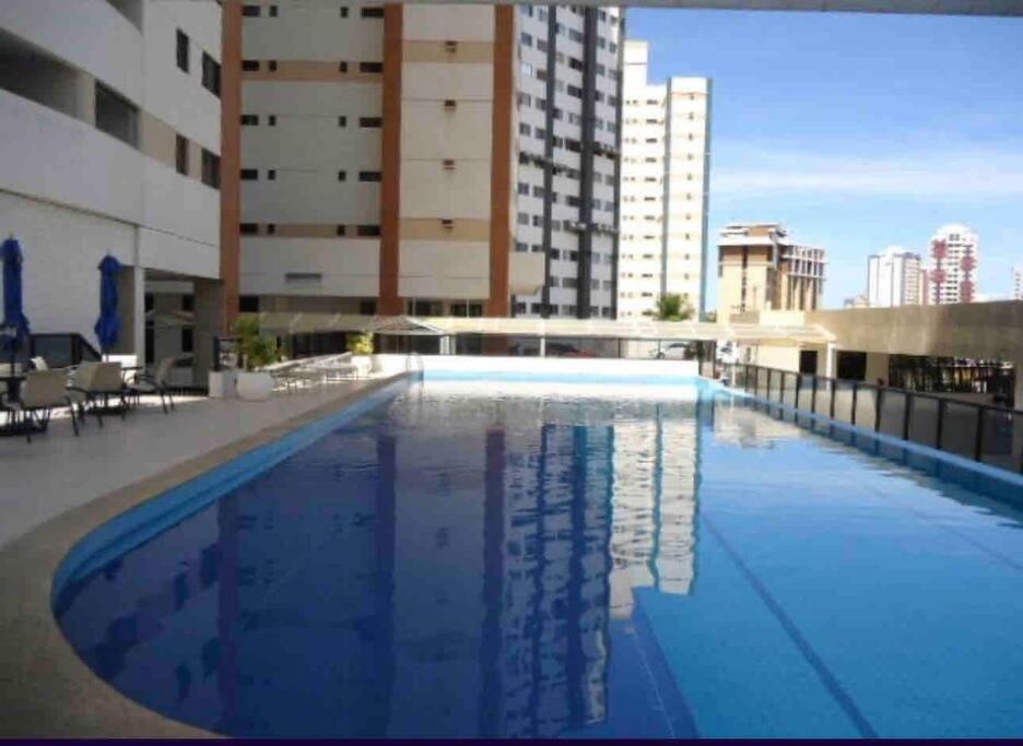 萨尔瓦多Apt encantador! Perto da orla e C de Convenções- Apartamento inteiro的建筑物屋顶上的游泳池