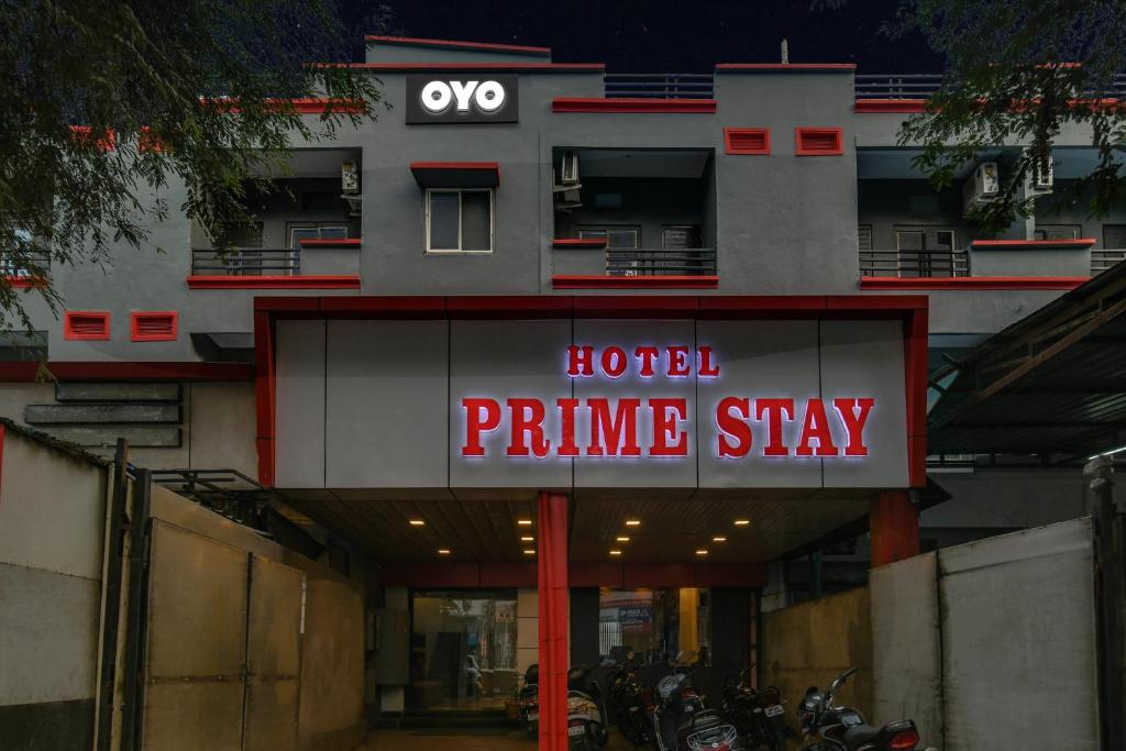 印多尔Super Townhouse1306 Hotel Prime Stay的带有阅读酒店黄金住宿标志的酒店入口